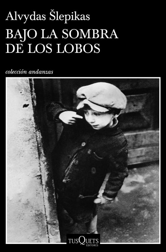 Portada de Bajo la sombra de los lobos, de Alvydas Slepikas
