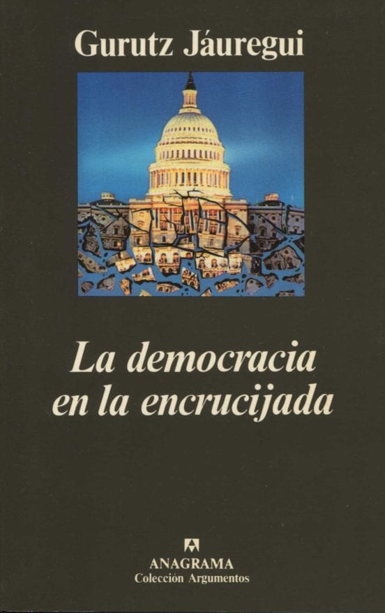 Coberta de La democracia en la encrucijada, de Gurutz Jaúregui