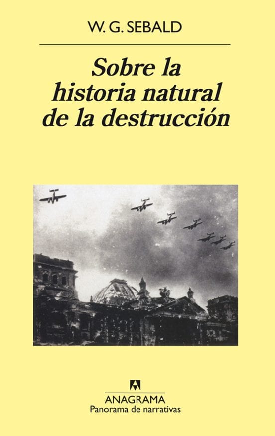 Coberta de Sobre la historia natural de la destrucción, de W. G. Sebald