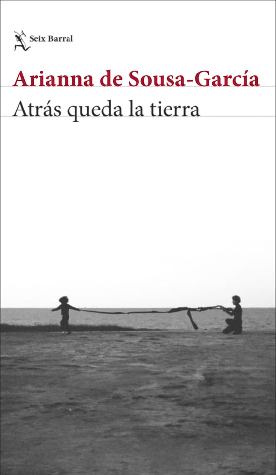 Portada de Atrás queda la tierra, de Arianna de Sousa-García